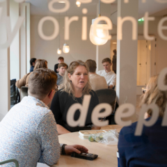 Studenten in gesprek in de ontmoetingsruimte