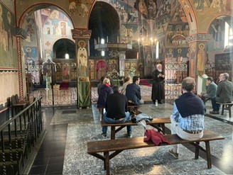 Het interieur van de Byzantijnse kerk met de iconenwand.