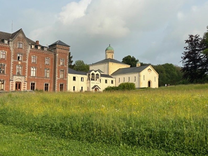 De Byzantijnse kerk naast het klooster in Chevetogne.