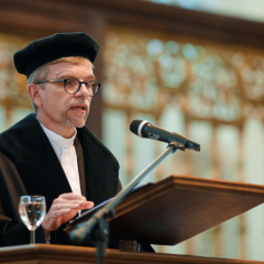 Benno van den Toren houdt een lezing.