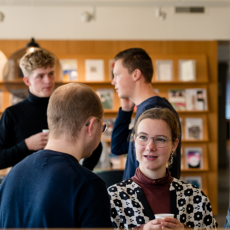 Studenten van de PThU praten tijdens de koffiepauze.