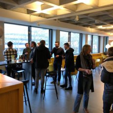 Studenten drinken koffie en thee in de koffieruimte van de PThU.