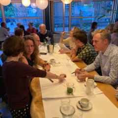 Deelnemers aan de bijeenkomst 'aan tafel met'