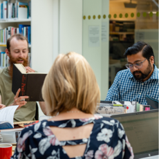 Students of the PThU studying in the library.