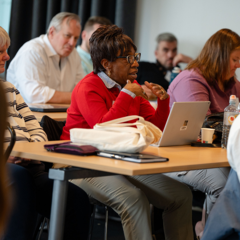 Deelnemers aan internationale conferentie in discussie