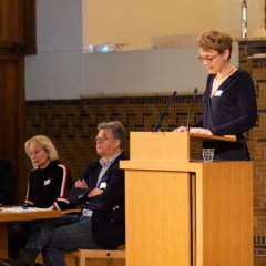 Mirella Klomp geeft een lezing.